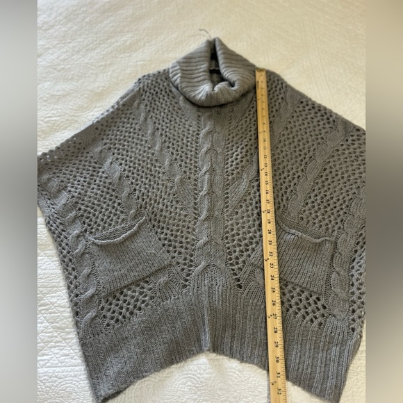 BCBG Max Azaria Wool Blend Oversized Layering Sweater in Gray. Size L/XL. - Picture 6 of 8